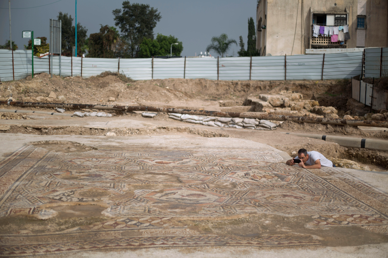Illustration for article titled Descubren un mosaico de más de 1.700 años escondido debajo de las calles de Israel